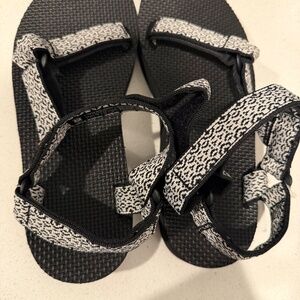 Teva Midform Universal Platform Sandal in Black/White Size 9